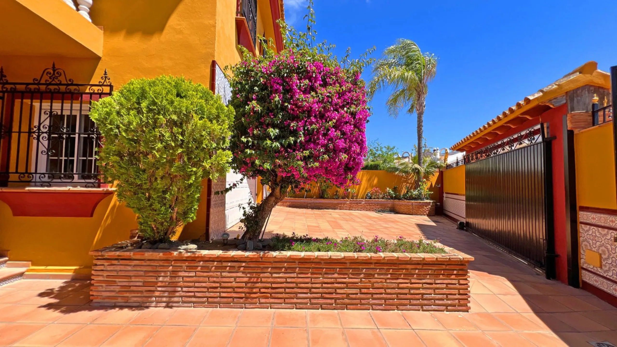 Looking for a new place to call home? This huge villa located in the lower area of La Reserva de Marbella is the perfect choice.