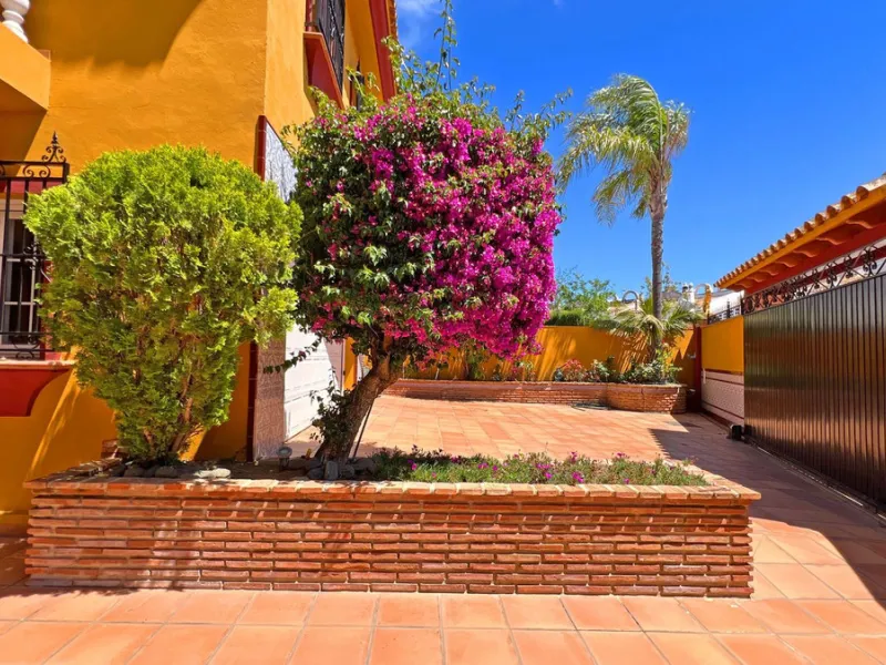 Looking for a new place to call home? This huge villa located in the lower area of La Reserva de Marbella is the perfect choice.