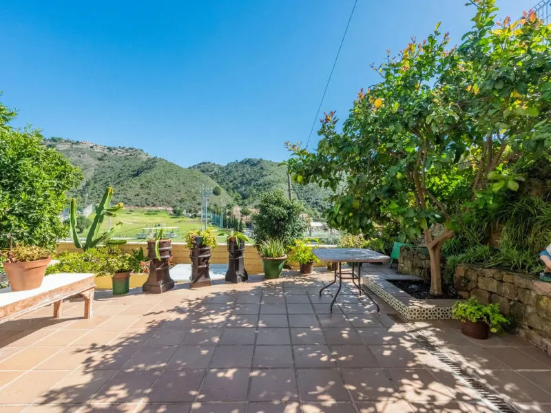 Independent 3-bedroom apartment with a large patio.