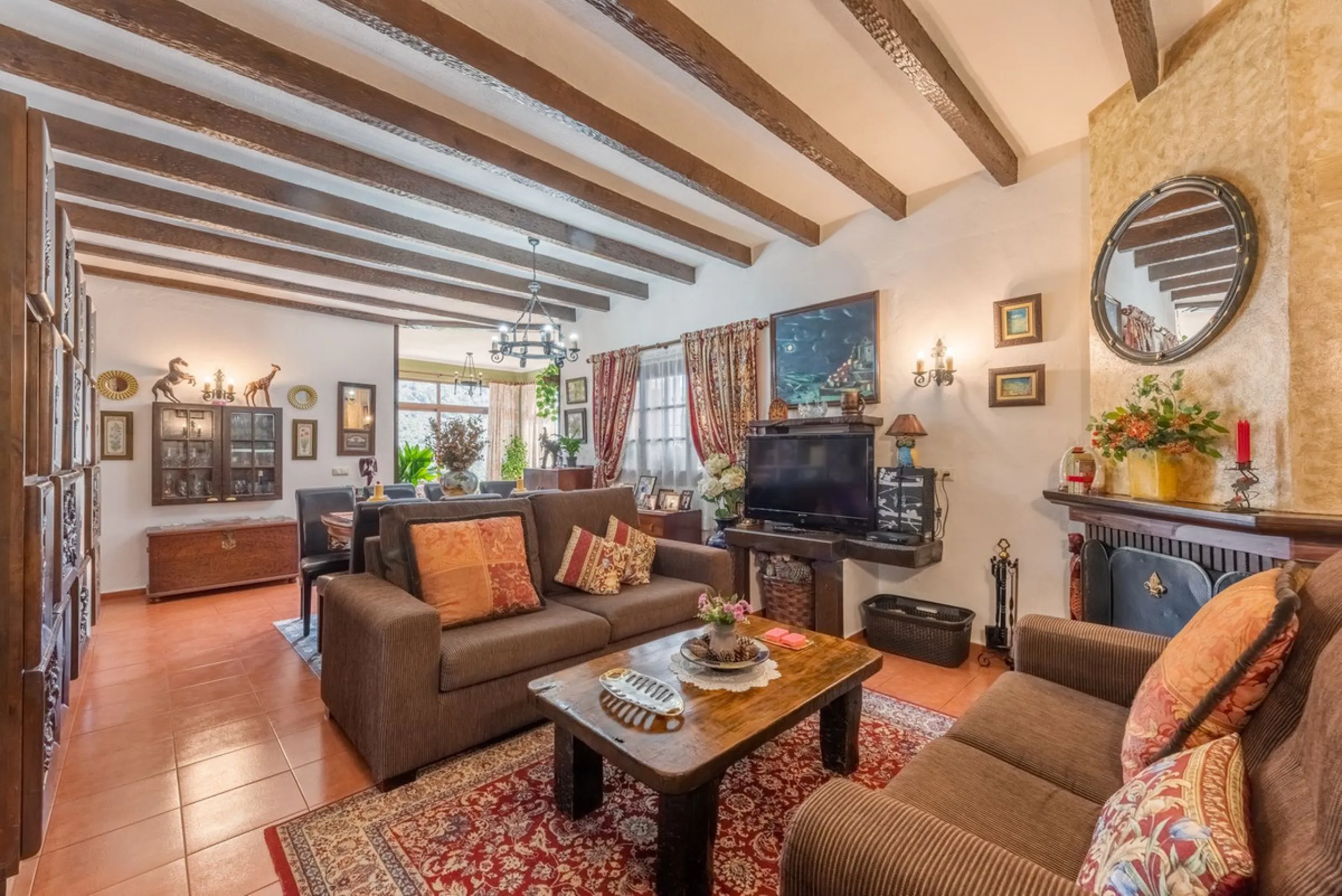 Independent 3-bedroom apartment with a large patio.