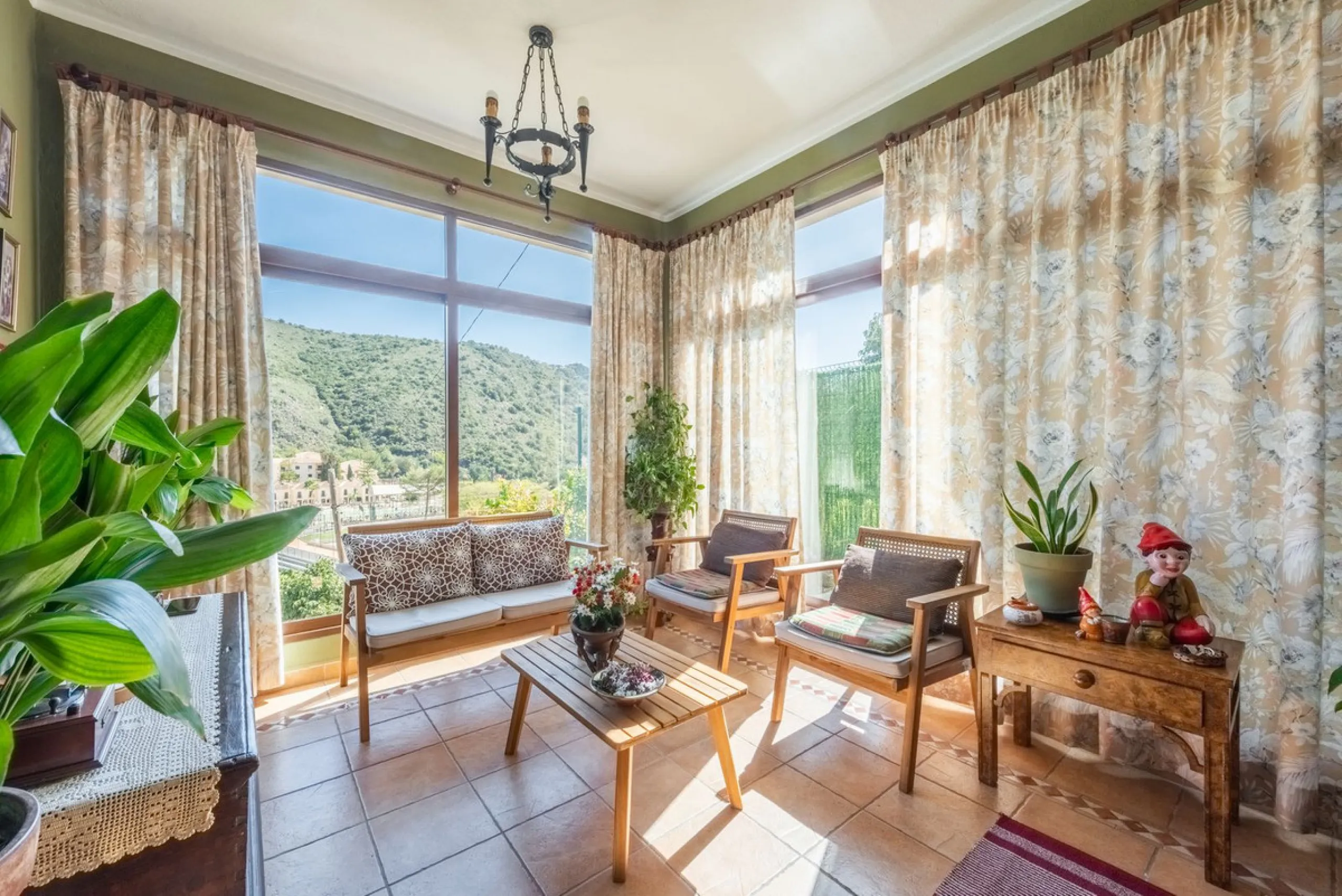 Independent 3-bedroom apartment with a large patio.