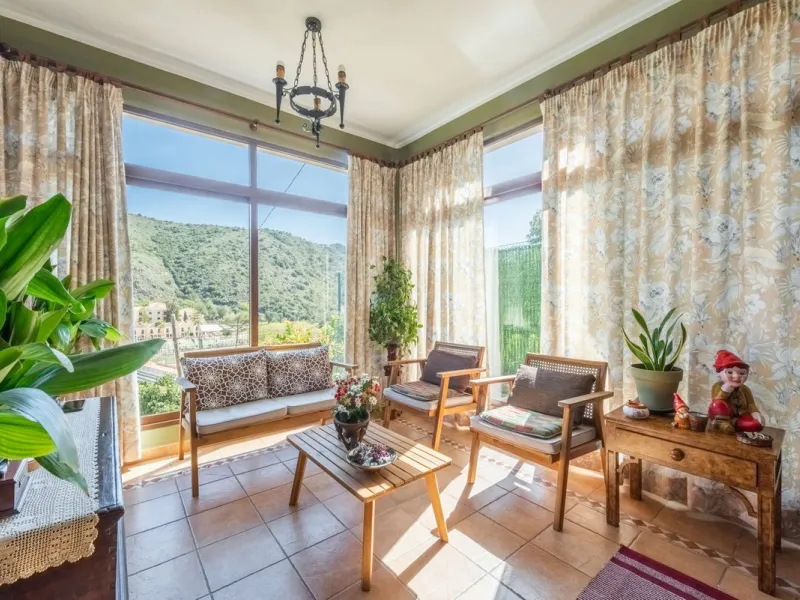 Independent 3-bedroom apartment with a large patio.