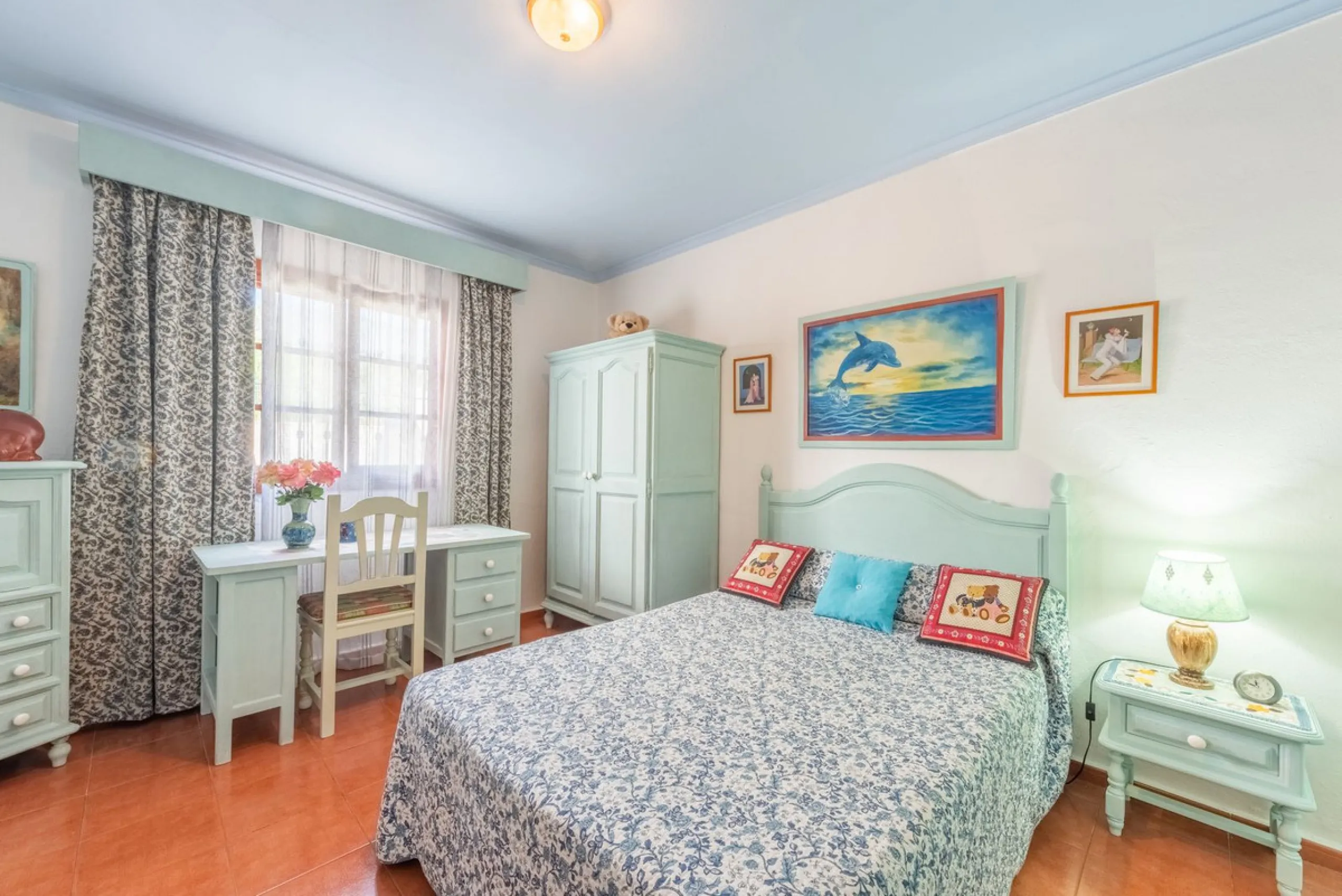 Independent 3-bedroom apartment with a large patio.