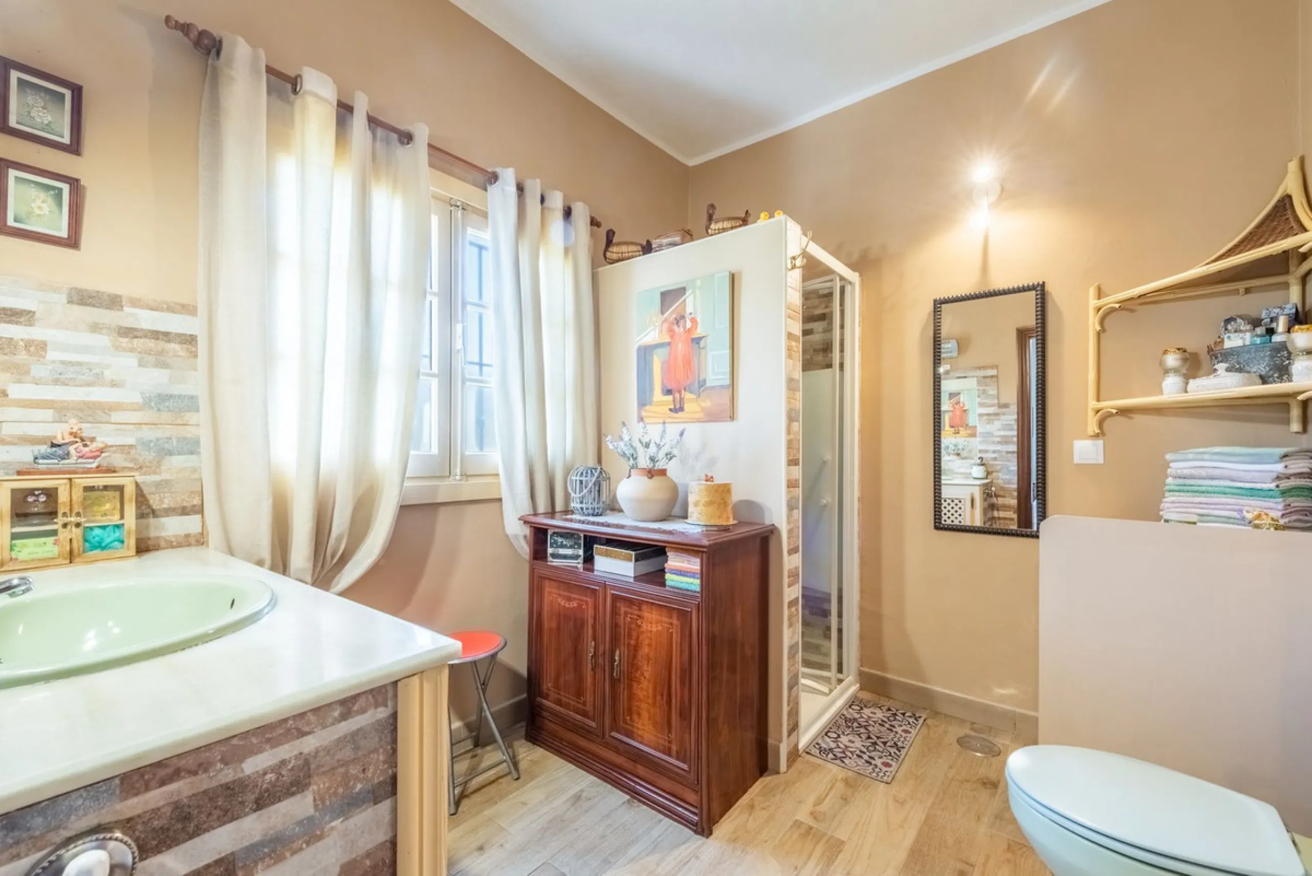 Independent 3-bedroom apartment with a large patio.