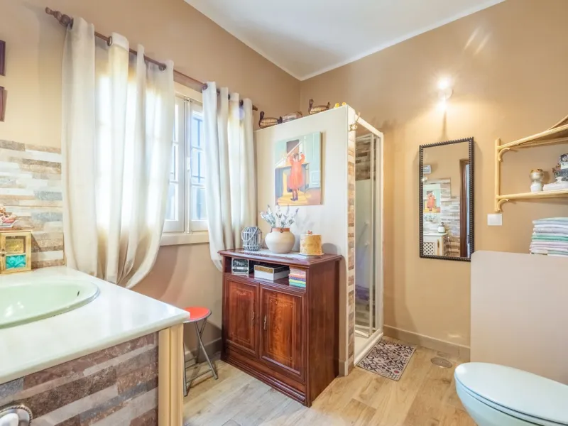Independent 3-bedroom apartment with a large patio.
