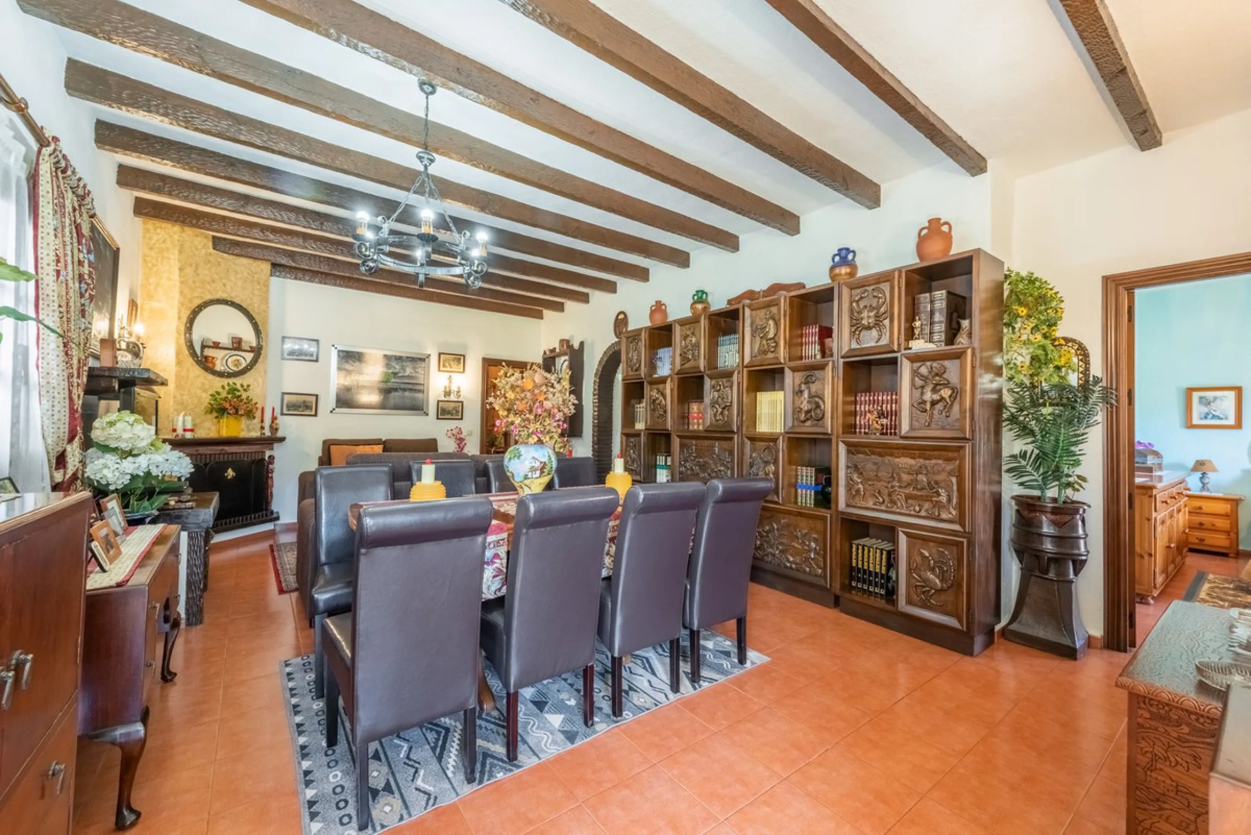 Independent 3-bedroom apartment with a large patio.