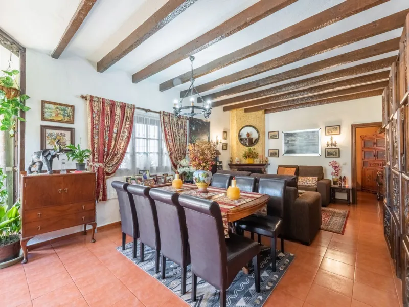 Independent 3-bedroom apartment with a large patio.