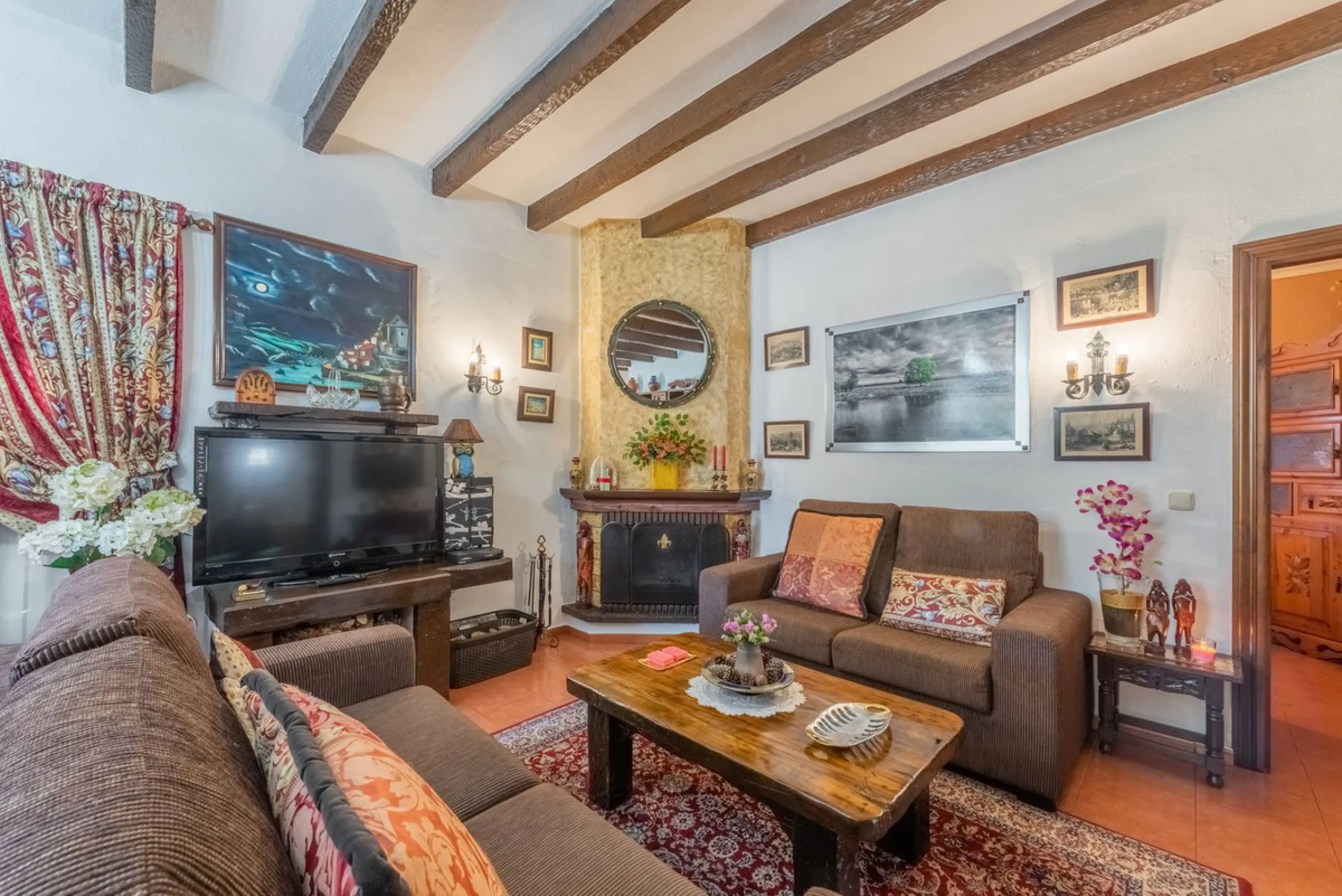 Independent 3-bedroom apartment with a large patio.