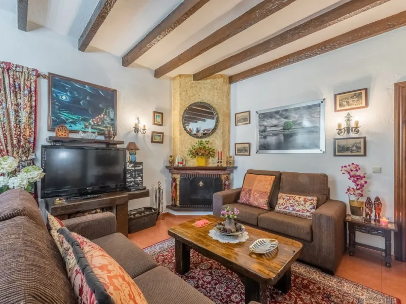 Independent 3-bedroom apartment with a large patio.