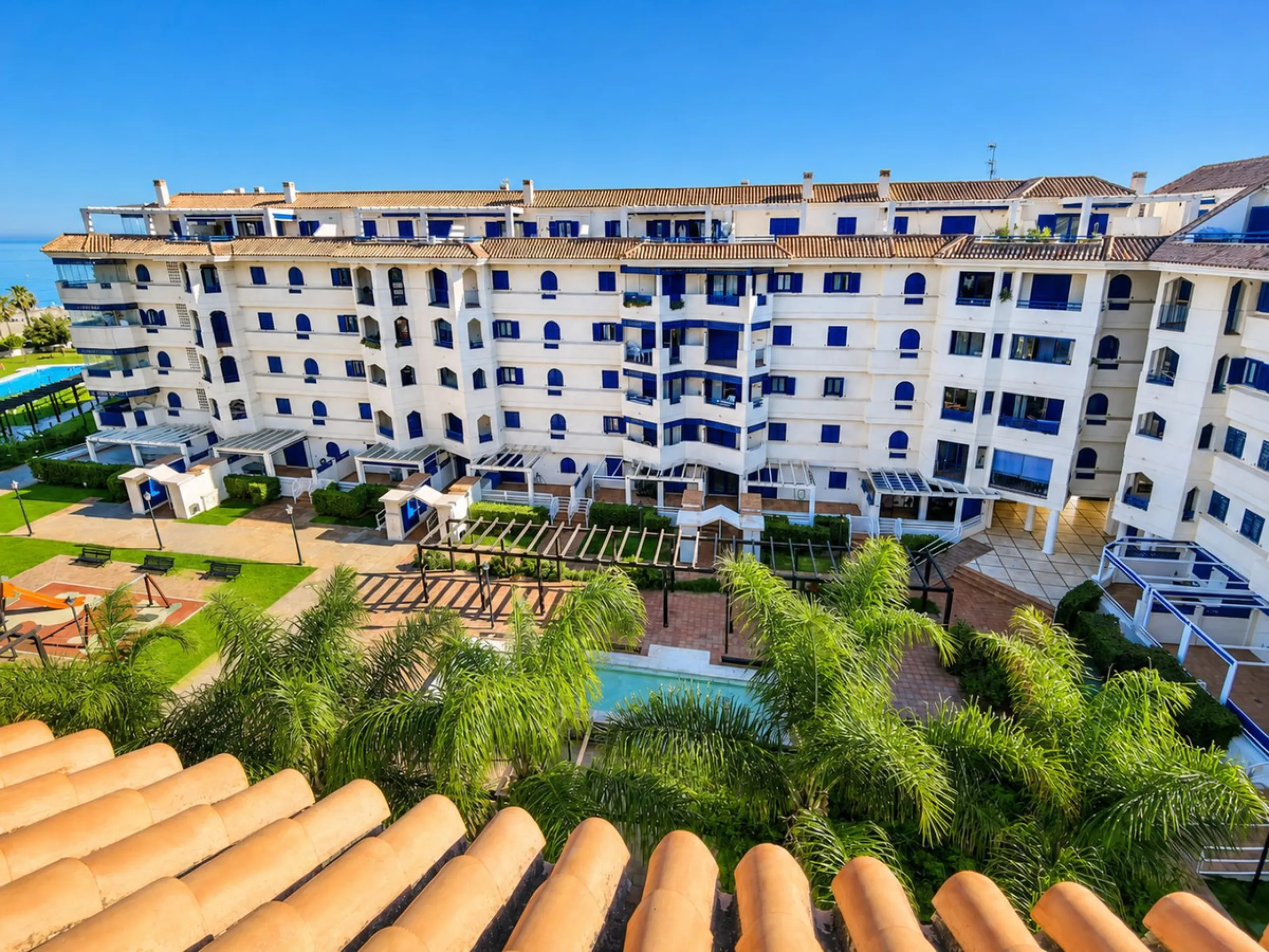 Fantastic 1-bedroom BEACHFRONT penthouse located in the well-known La Noria III development in San Luis de Sabinillas, straight at the beach and surrounded by all amenities.
