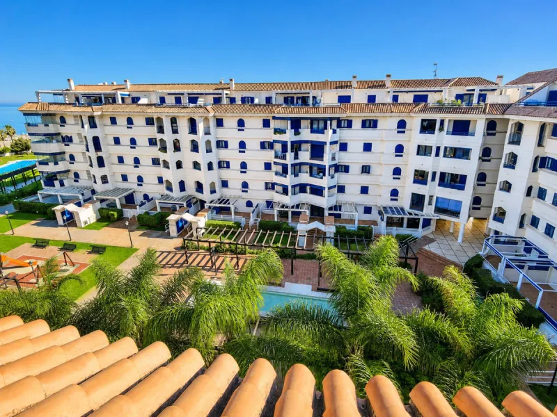 Fantastic 1-bedroom BEACHFRONT penthouse located in the well-known La Noria III development in San Luis de Sabinillas, straight at the beach and surrounded by all amenities.