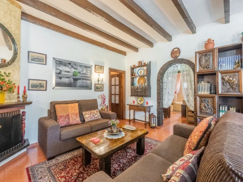 Independent 3-bedroom apartment with a large patio.