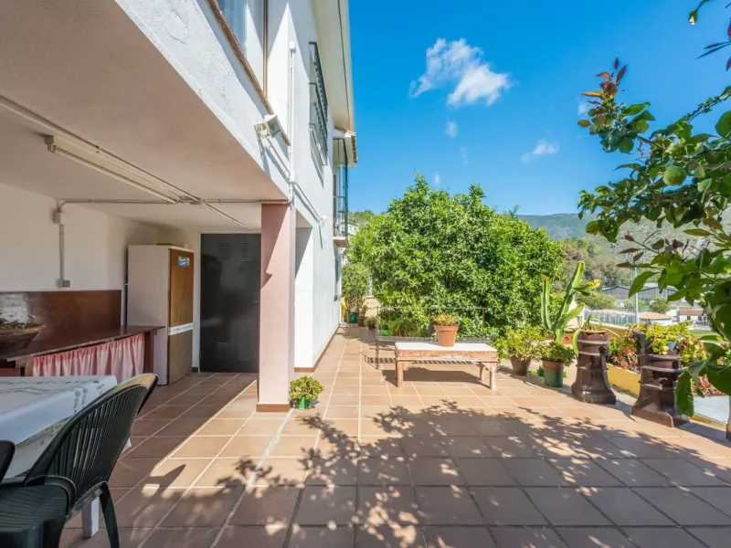 Independent 3-bedroom apartment with a large patio.