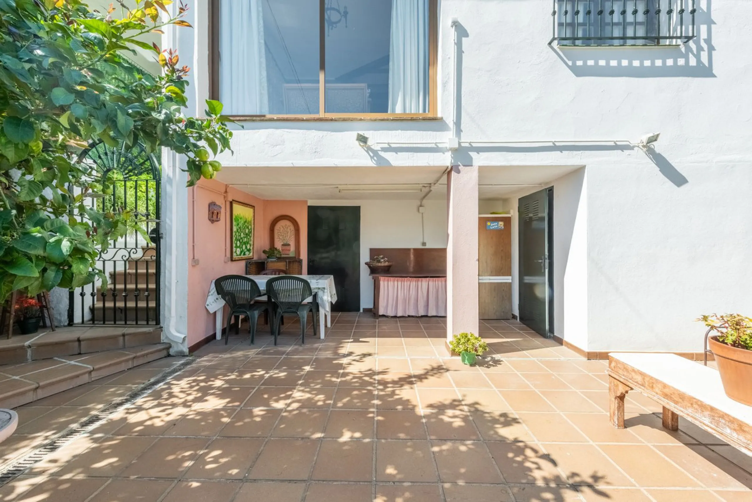 Independent 3-bedroom apartment with a large patio.