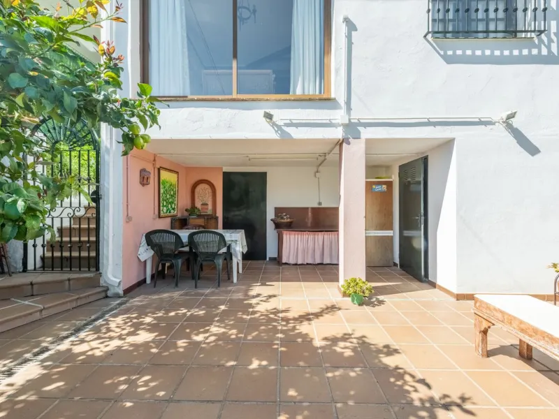 Independent 3-bedroom apartment with a large patio.