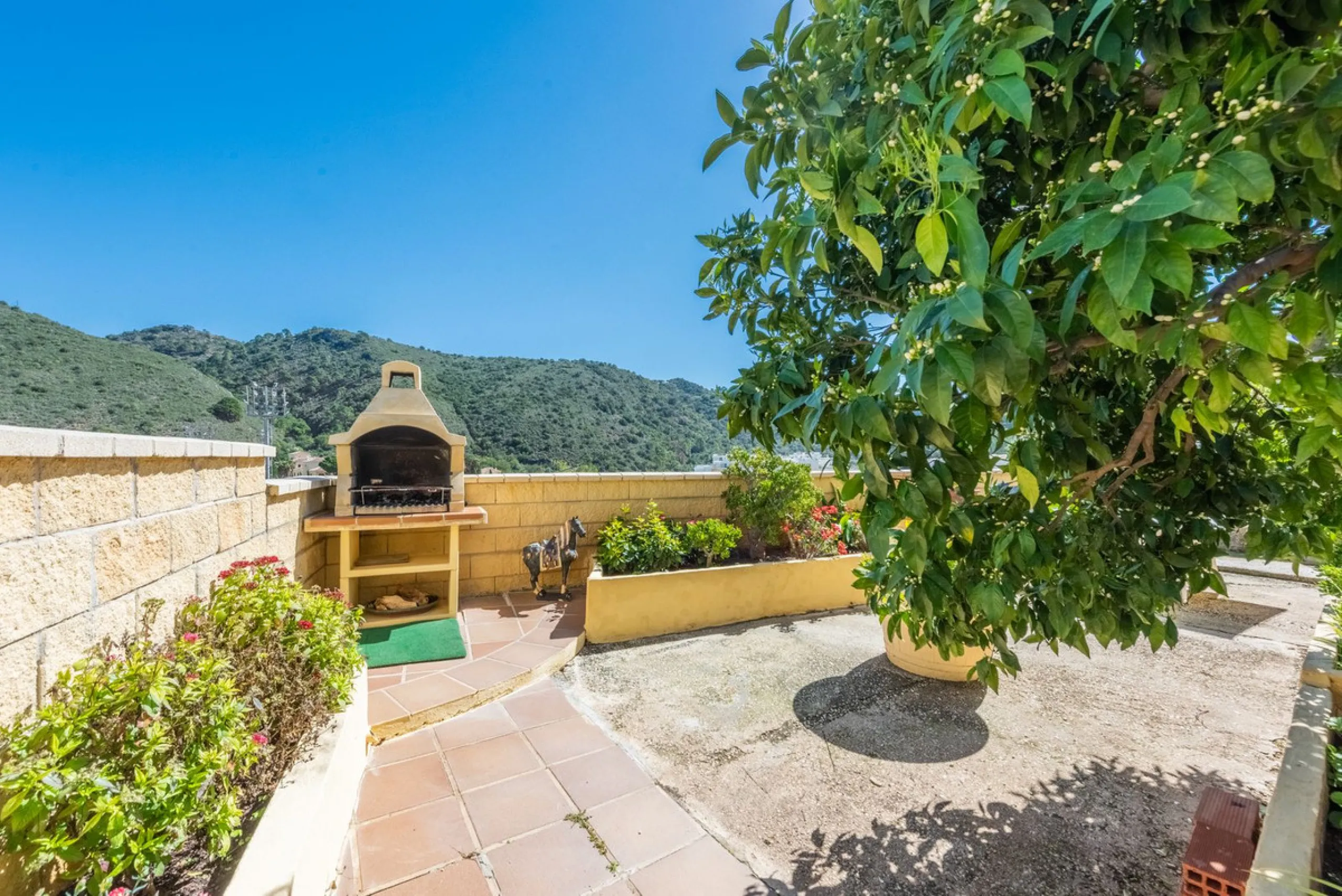 Independent 3-bedroom apartment with a large patio.