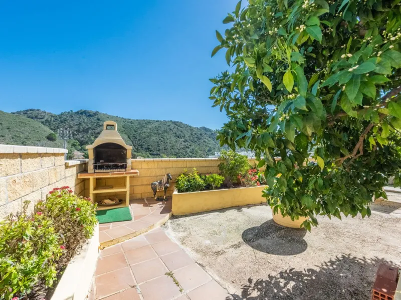 Independent 3-bedroom apartment with a large patio.