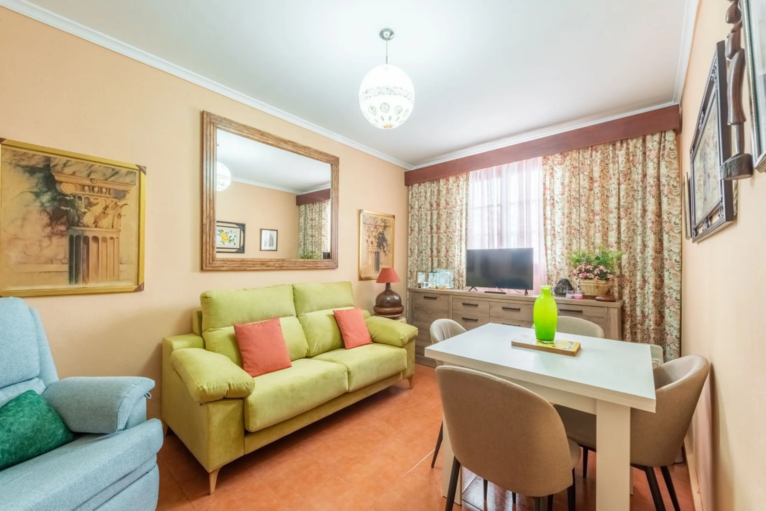 Independent 3-bedroom apartment with a large patio.