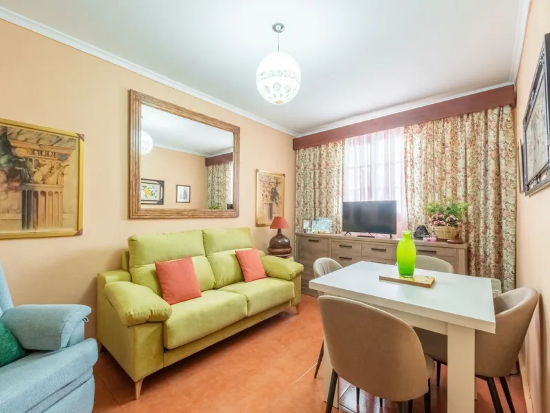 Independent 3-bedroom apartment with a large patio.