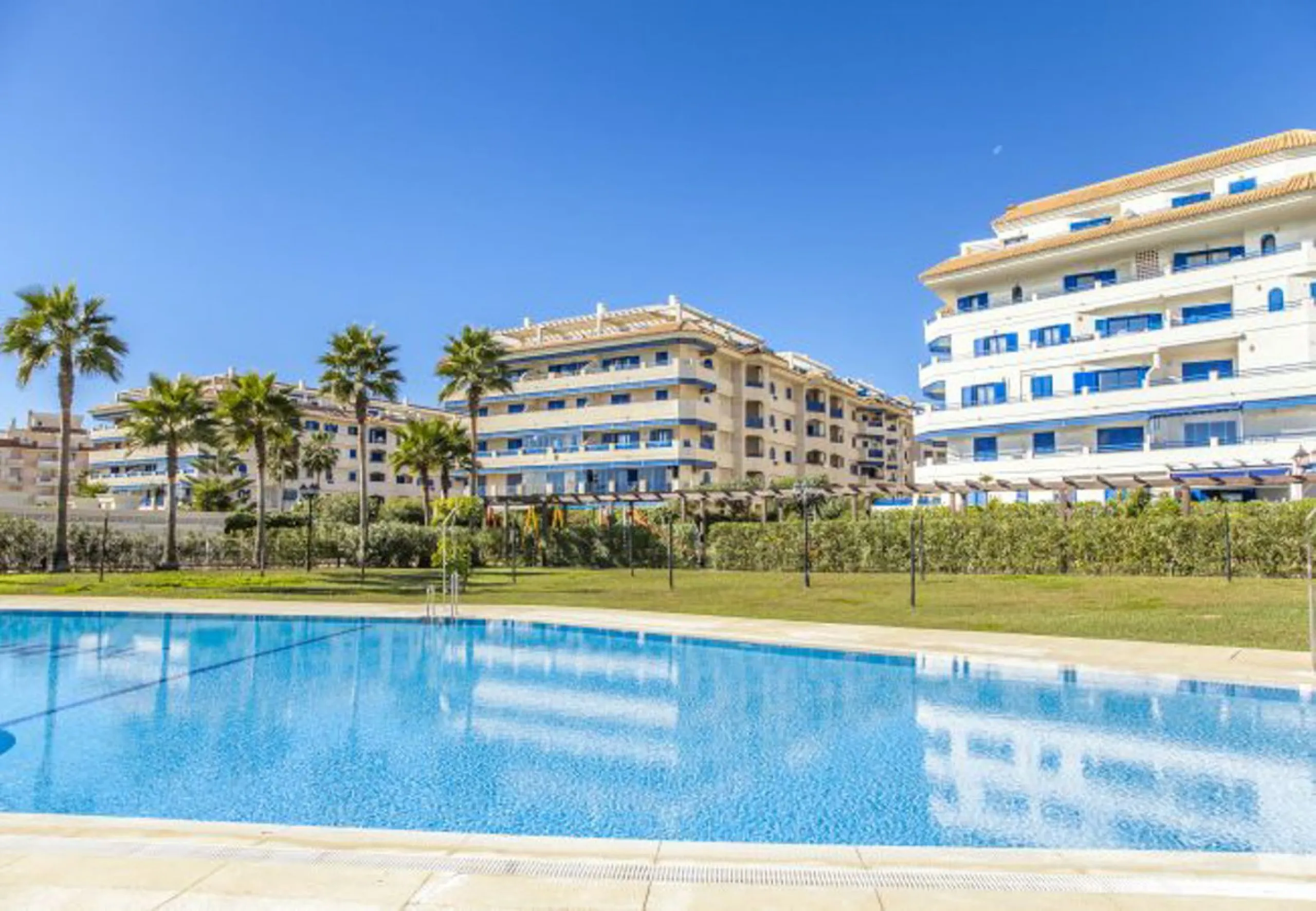Fantastic 1-bedroom BEACHFRONT penthouse located in the well-known La Noria III development in San Luis de Sabinillas, straight at the beach and surrounded by all amenities.