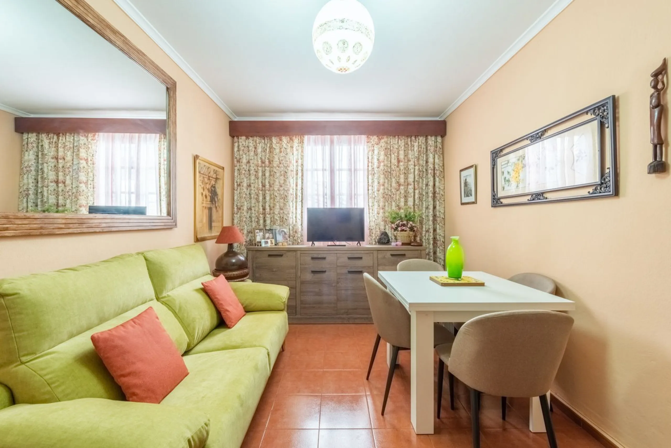 Independent 3-bedroom apartment with a large patio.