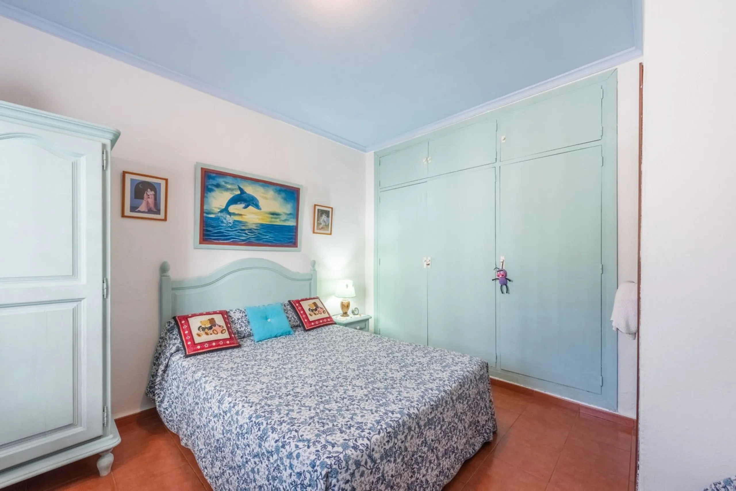 Independent 3-bedroom apartment with a large patio.