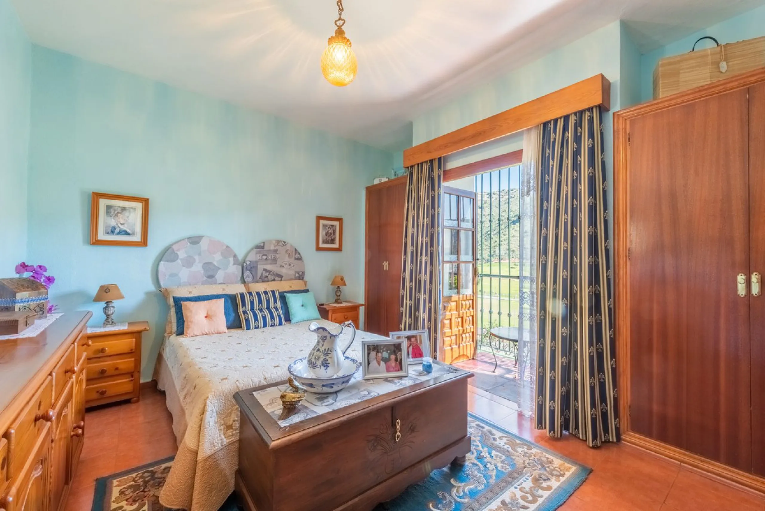 Independent 3-bedroom apartment with a large patio.