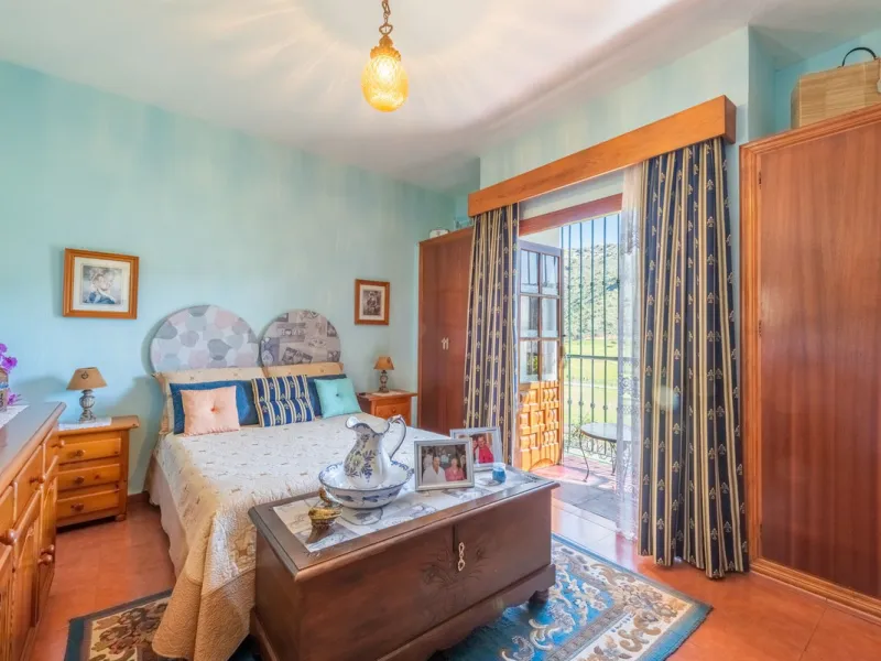Independent 3-bedroom apartment with a large patio.