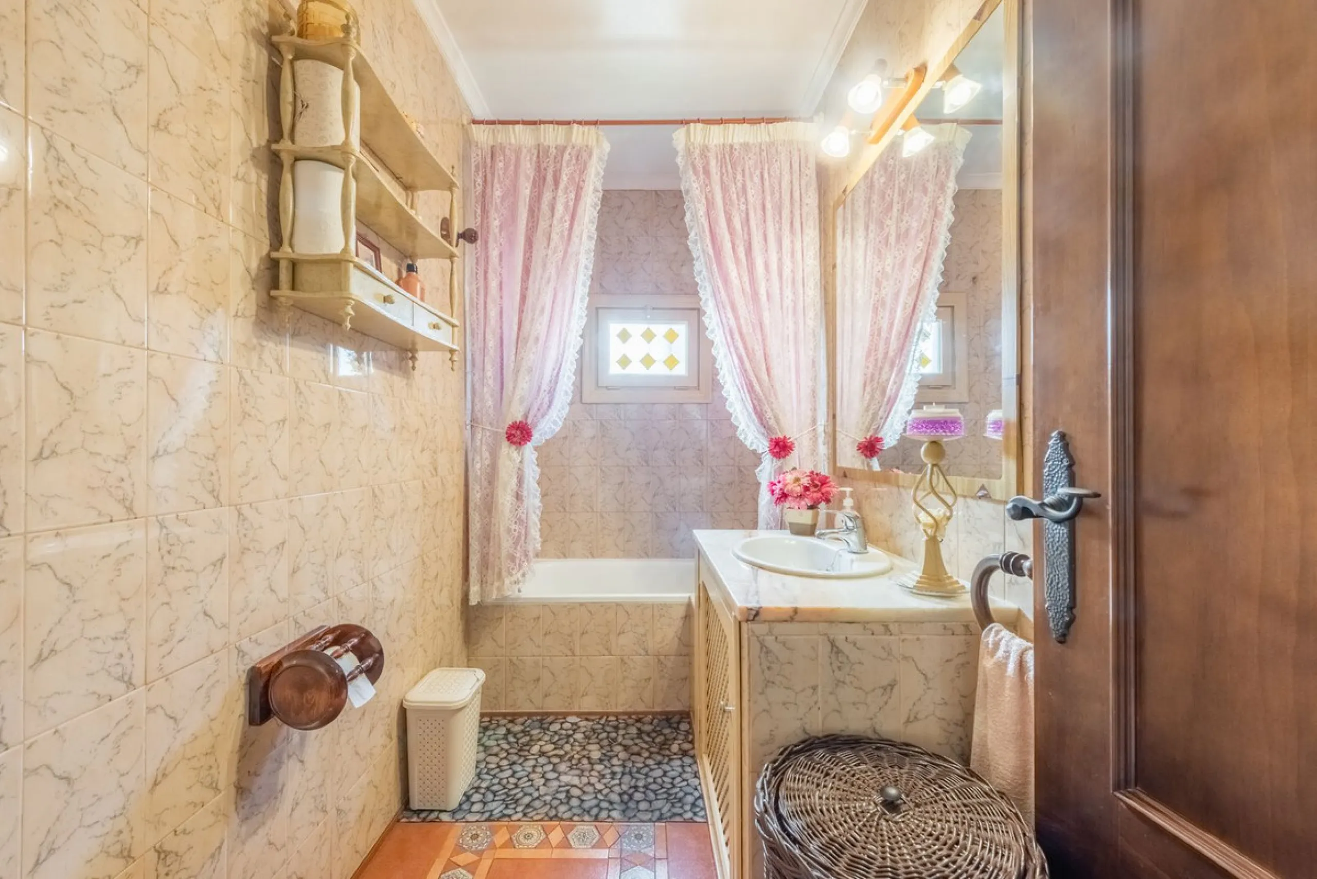 Independent 3-bedroom apartment with a large patio.