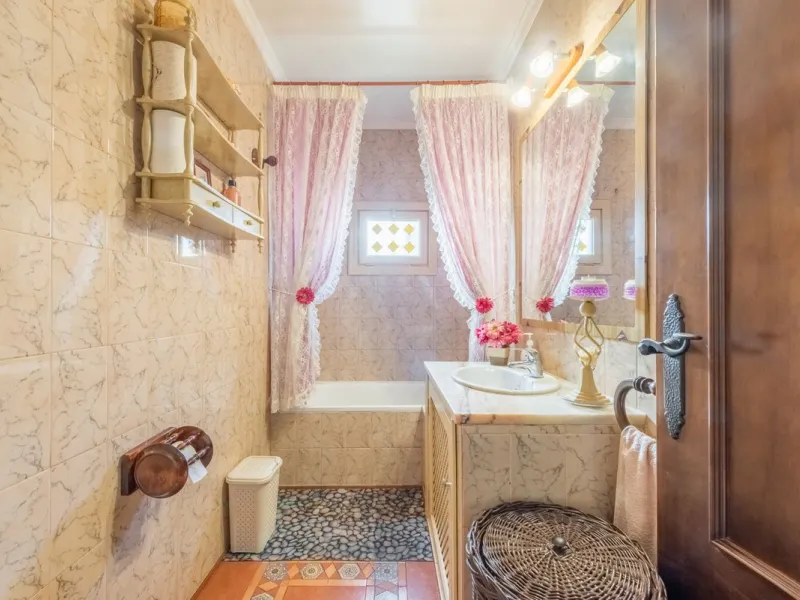 Independent 3-bedroom apartment with a large patio.