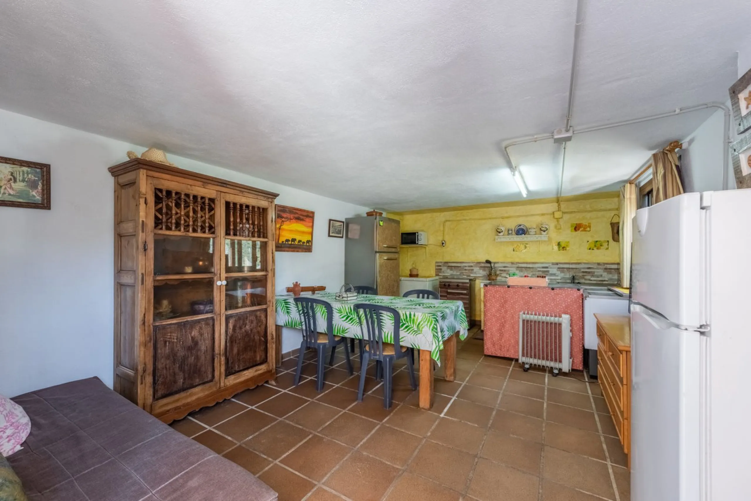 Independent 3-bedroom apartment with a large patio.
