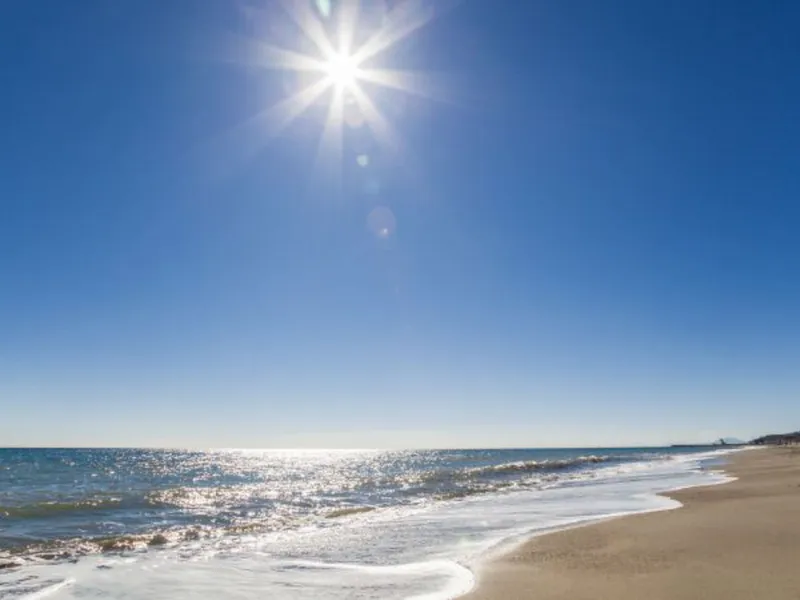 Fantastic 1-bedroom BEACHFRONT penthouse located in the well-known La Noria III development in San Luis de Sabinillas, straight at the beach and surrounded by all amenities.