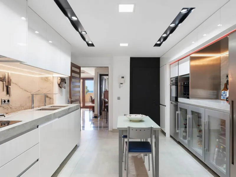 You can not fail to be taken a back by these 360 degree views, a unique Duplex Penthouse which is one of a kind with 6 bedroom suites and completely Frontline with 2 private pools (one heated).