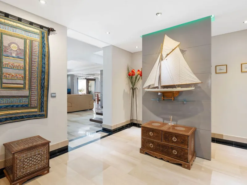 You can not fail to be taken a back by these 360 degree views, a unique Duplex Penthouse which is one of a kind with 6 bedroom suites and completely Frontline with 2 private pools (one heated).