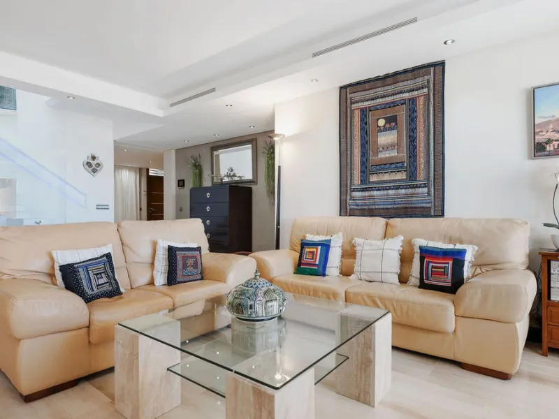 You can not fail to be taken a back by these 360 degree views, a unique Duplex Penthouse which is one of a kind with 6 bedroom suites and completely Frontline with 2 private pools (one heated).