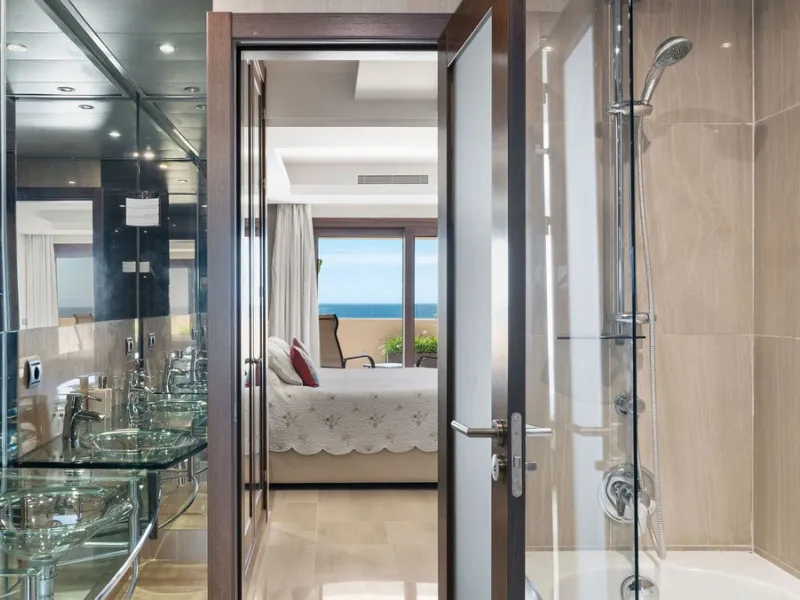 You can not fail to be taken a back by these 360 degree views, a unique Duplex Penthouse which is one of a kind with 6 bedroom suites and completely Frontline with 2 private pools (one heated).