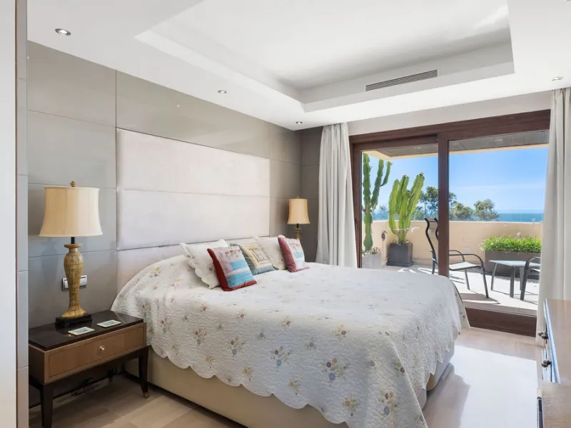 You can not fail to be taken a back by these 360 degree views, a unique Duplex Penthouse which is one of a kind with 6 bedroom suites and completely Frontline with 2 private pools (one heated).