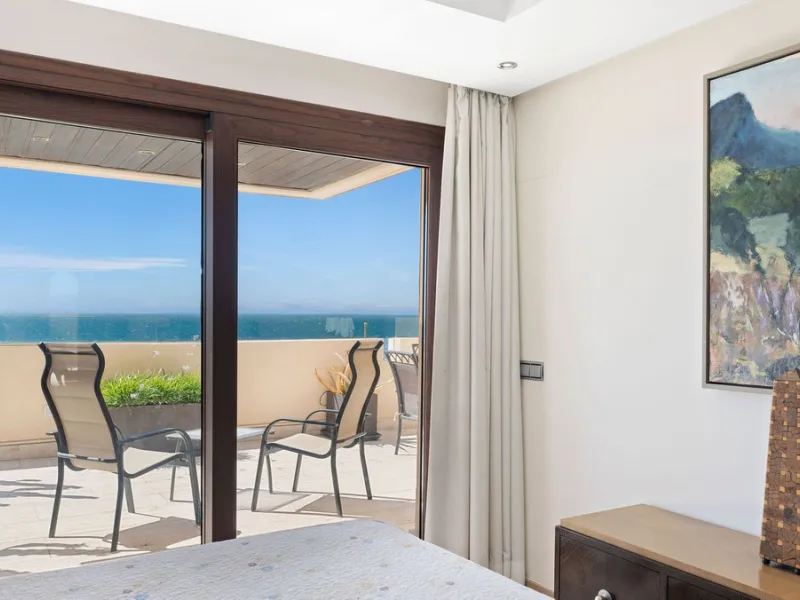 You can not fail to be taken a back by these 360 degree views, a unique Duplex Penthouse which is one of a kind with 6 bedroom suites and completely Frontline with 2 private pools (one heated).