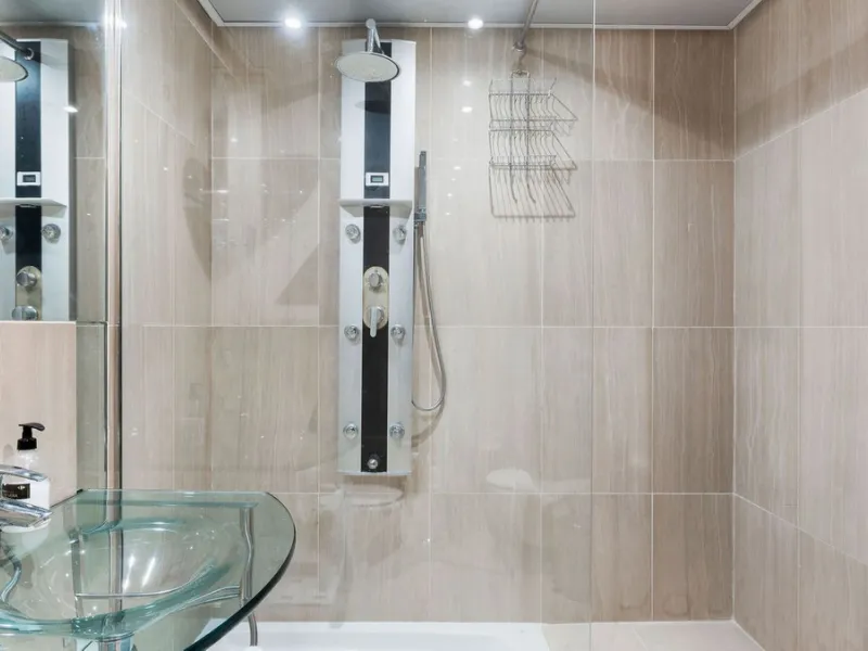 You can not fail to be taken a back by these 360 degree views, a unique Duplex Penthouse which is one of a kind with 6 bedroom suites and completely Frontline with 2 private pools (one heated).