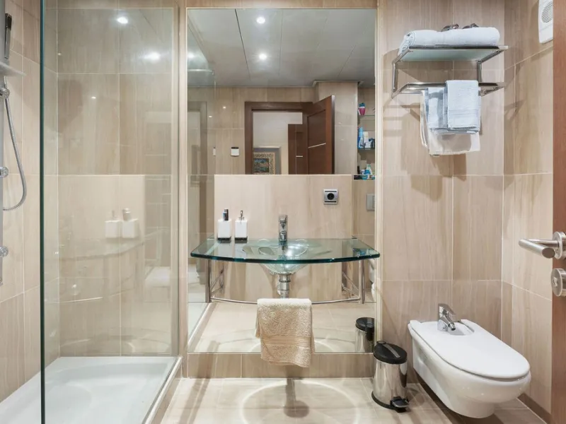 You can not fail to be taken a back by these 360 degree views, a unique Duplex Penthouse which is one of a kind with 6 bedroom suites and completely Frontline with 2 private pools (one heated).