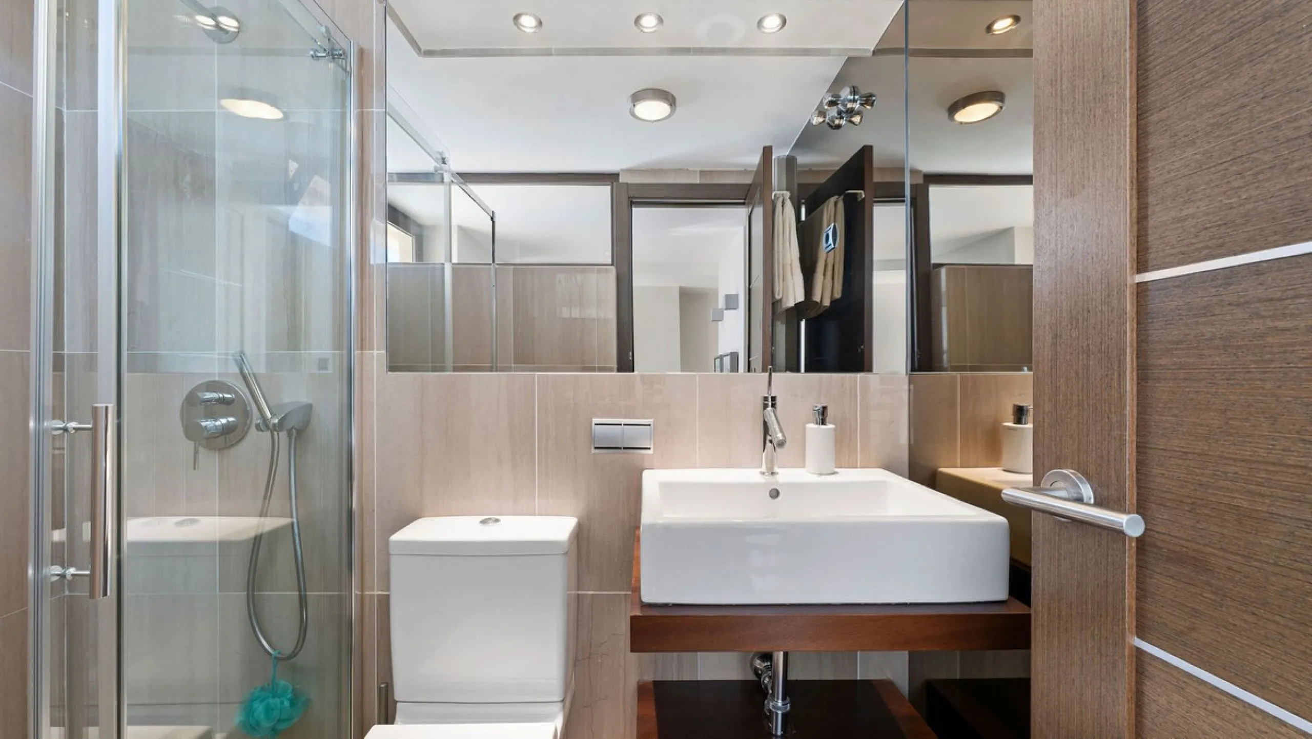 You can not fail to be taken a back by these 360 degree views, a unique Duplex Penthouse which is one of a kind with 6 bedroom suites and completely Frontline with 2 private pools (one heated).
