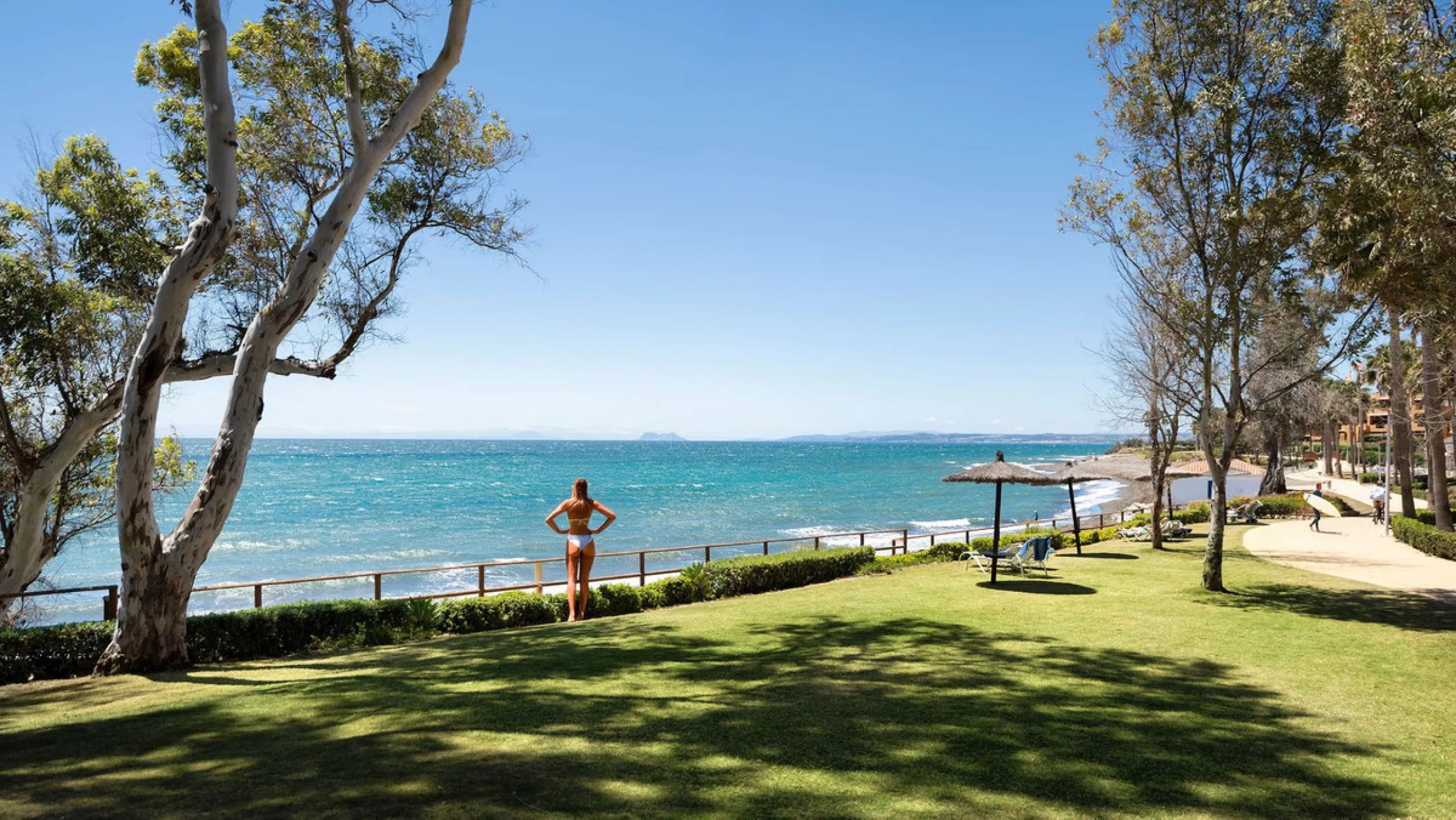 You can not fail to be taken a back by these 360 degree views, a unique Duplex Penthouse which is one of a kind with 6 bedroom suites and completely Frontline with 2 private pools (one heated).