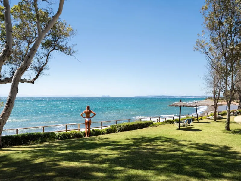 You can not fail to be taken a back by these 360 degree views, a unique Duplex Penthouse which is one of a kind with 6 bedroom suites and completely Frontline with 2 private pools (one heated).