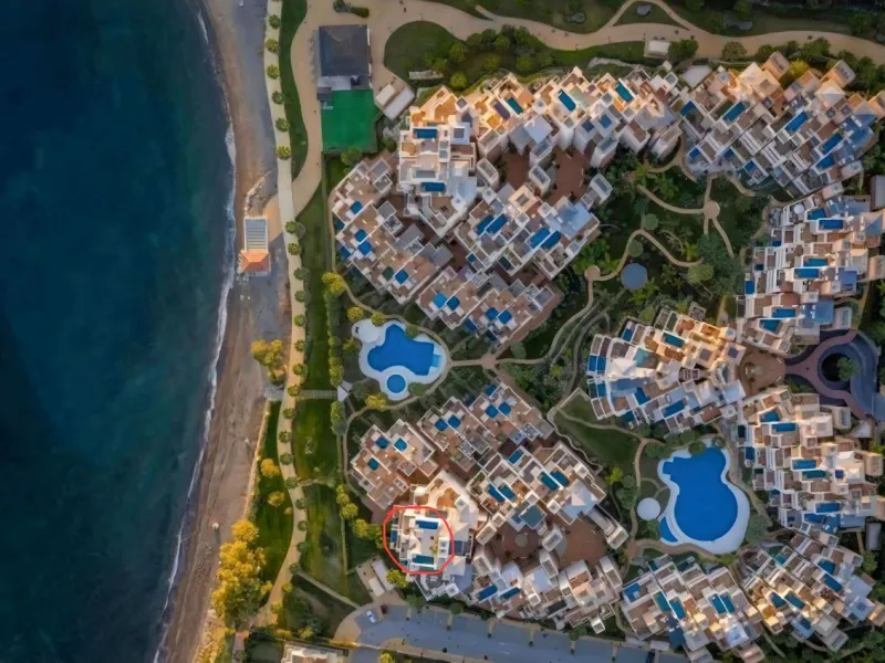You can not fail to be taken a back by these 360 degree views, a unique Duplex Penthouse which is one of a kind with 6 bedroom suites and completely Frontline with 2 private pools (one heated).