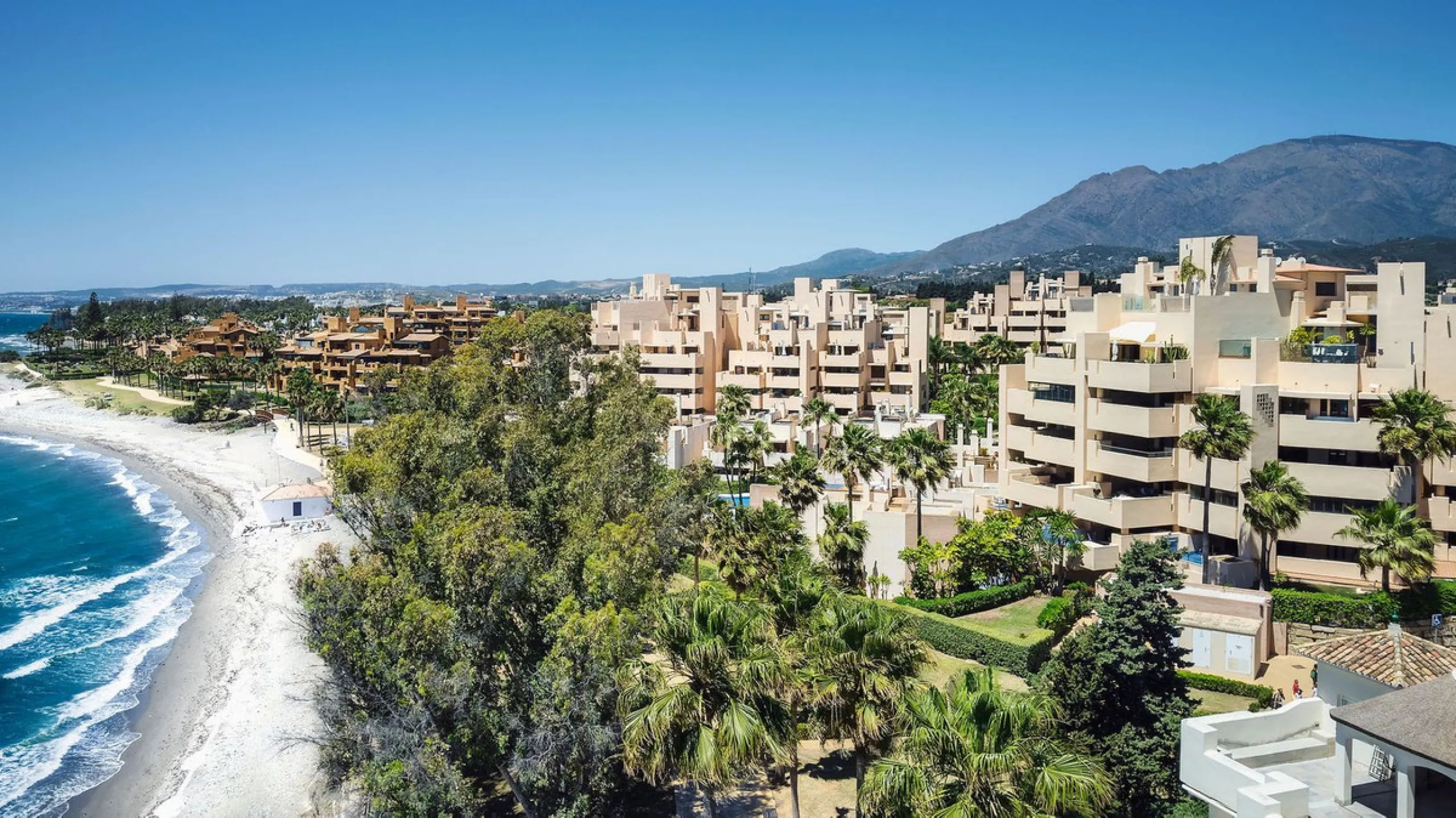 You can not fail to be taken a back by these 360 degree views, a unique Duplex Penthouse which is one of a kind with 6 bedroom suites and completely Frontline with 2 private pools (one heated).