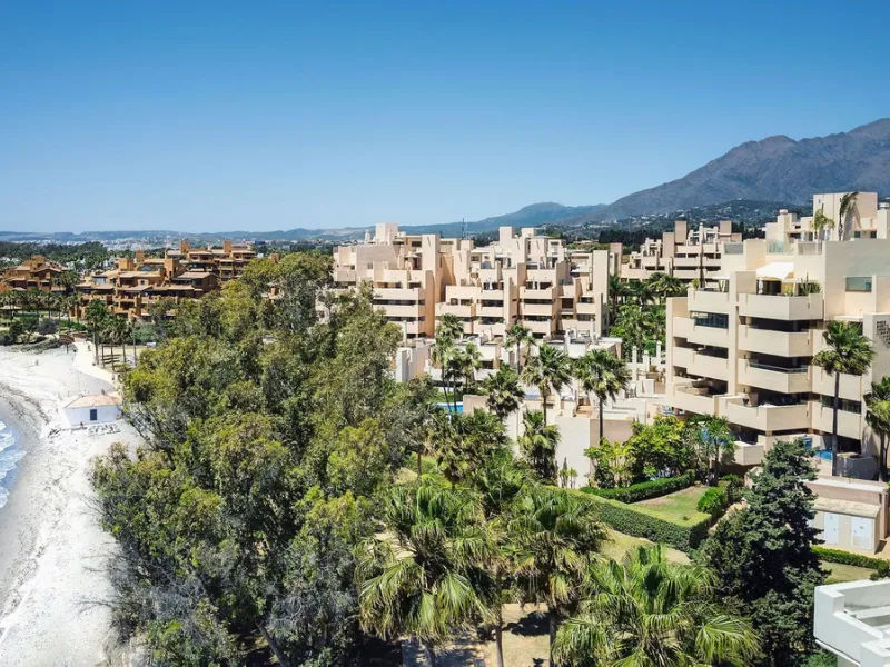 You can not fail to be taken a back by these 360 degree views, a unique Duplex Penthouse which is one of a kind with 6 bedroom suites and completely Frontline with 2 private pools (one heated).