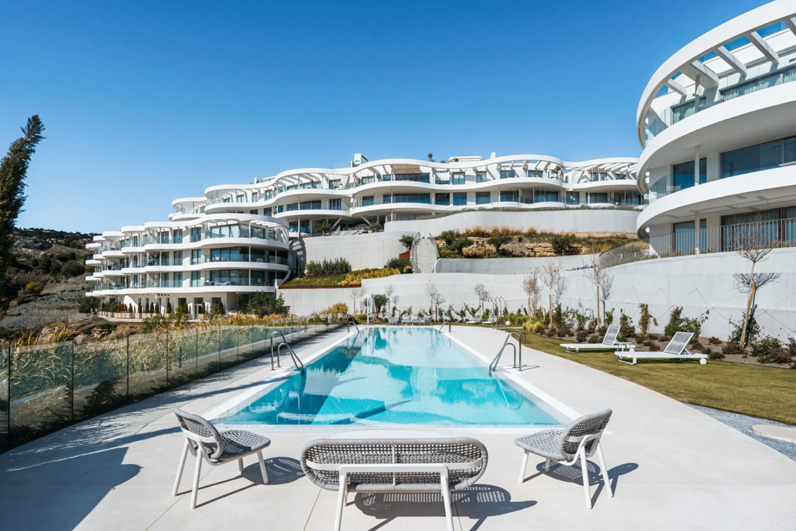 Discover this modern 3-bedroom ground floor apartment in a new eco-friendly development in Benahavís, offering panoramic sea views. Situated within a gated resort-style community surrounded by lush landscaped gardens, this apartment embodies contemporary 