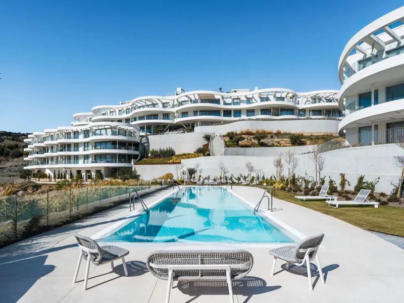 Discover this modern 3-bedroom ground floor apartment in a new eco-friendly development in Benahavís, offering panoramic sea views. Situated within a gated resort-style community surrounded by lush landscaped gardens, this apartment embodies contemporary 