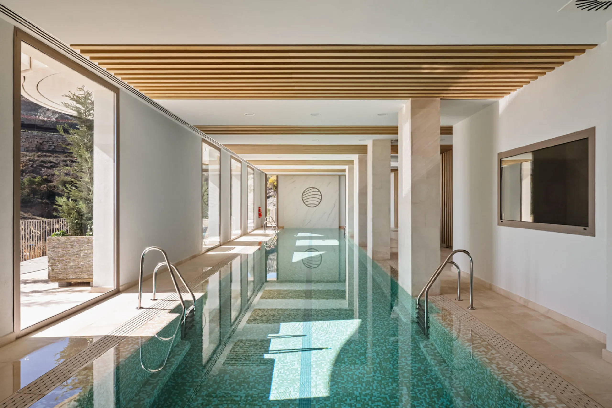 Discover this modern 3-bedroom ground floor apartment in a new eco-friendly development in Benahavís, offering panoramic sea views. Situated within a gated resort-style community surrounded by lush landscaped gardens, this apartment embodies contemporary 