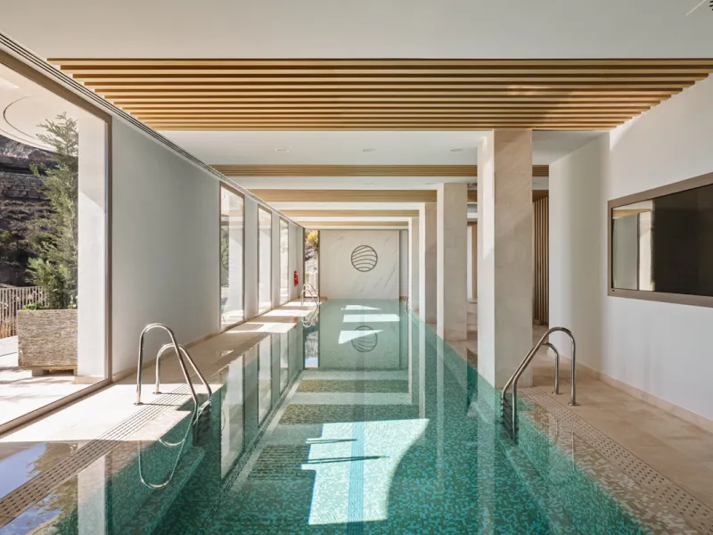 Discover this modern 3-bedroom ground floor apartment in a new eco-friendly development in Benahavís, offering panoramic sea views. Situated within a gated resort-style community surrounded by lush landscaped gardens, this apartment embodies contemporary 